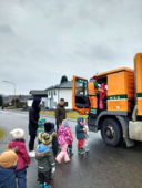Abfallsammelfahrzeug begeistert Kindergartenkinder in Kölbingen